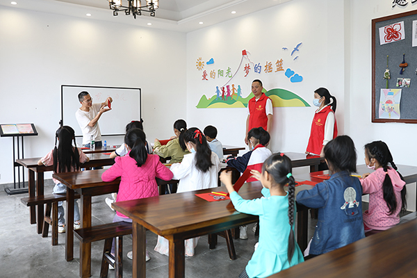 自貢貢井區：活力澎湃鄉野間 艾葉鎮六房村打造鄉村旅遊“好風景”_fororder_艾葉鎮六房村公益剪紙課