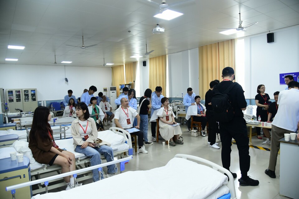 喝着养生茶吃着甜点再来个针灸按摩 这场“沉浸式”采访让记者们直呼过瘾