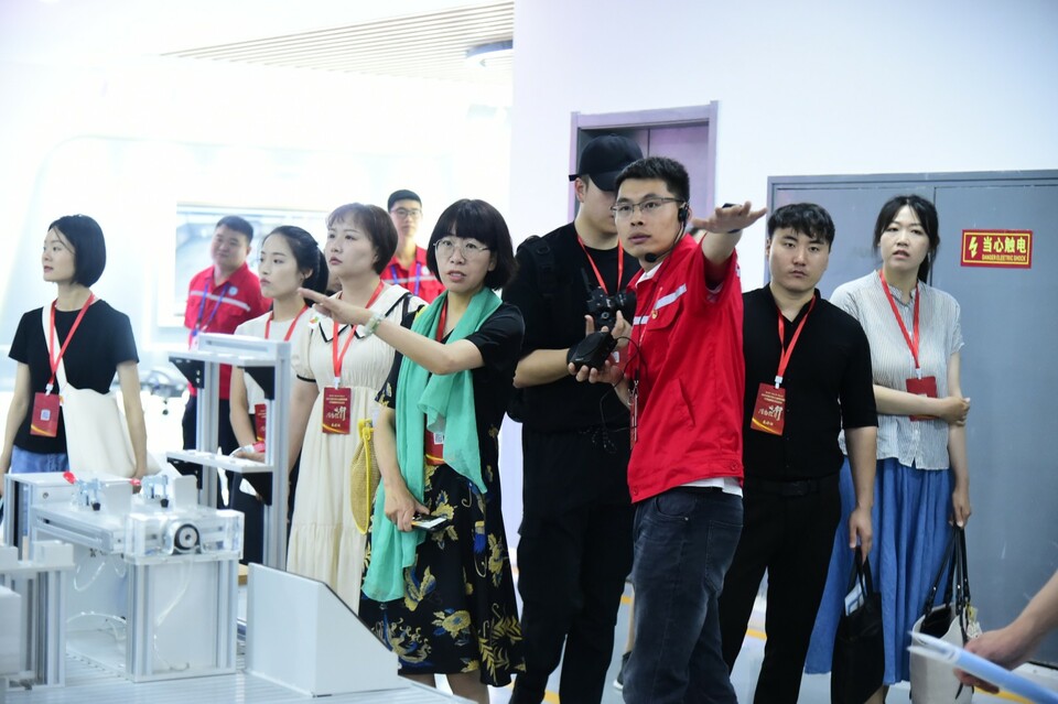 喝着养生茶吃着甜点再来个针灸按摩 这场“沉浸式”采访让记者们直呼过瘾