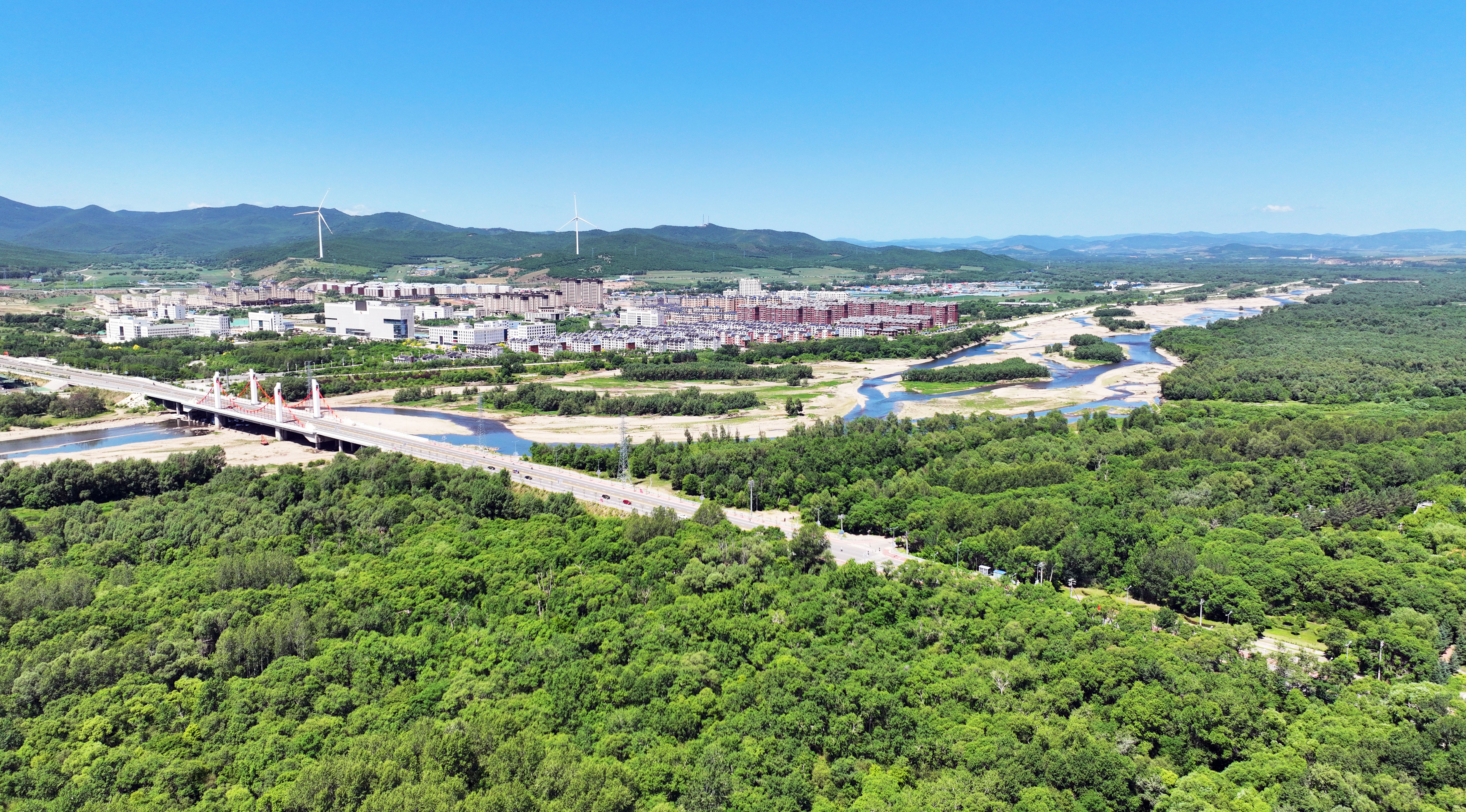 内蒙古扎兰屯：美丽家园 和谐共生_fororder_1——2023年6月23日，内蒙古扎兰屯秀水国家湿地公园与河西新区相映成景。彭泽峰 摄.JPG