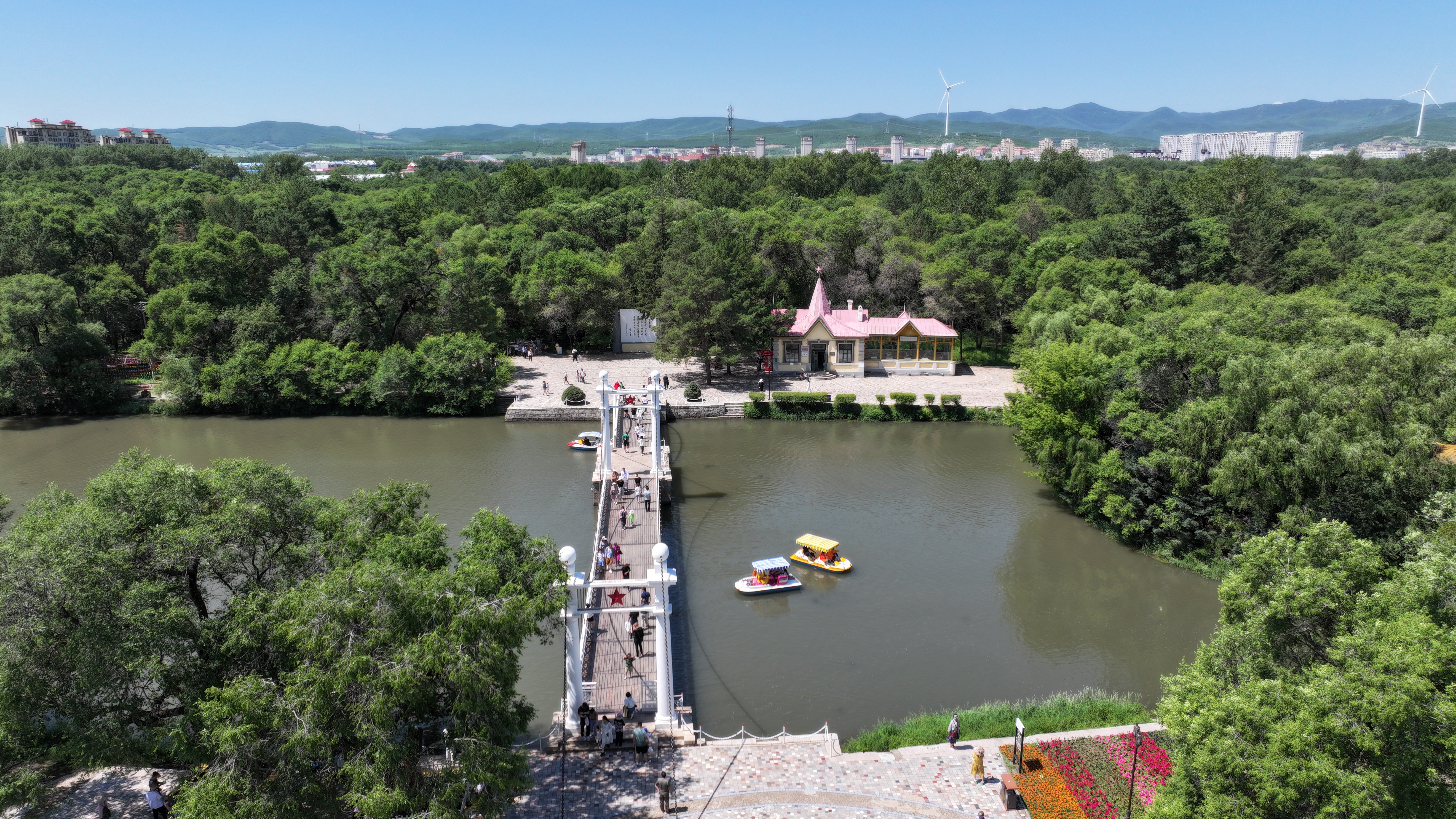 内蒙古扎兰屯：美丽家园 和谐共生_fororder_6——2023年6月23日，内蒙古扎兰屯市吊桥公园在树木掩映下如诗如画。彭泽峰 摄.JPG