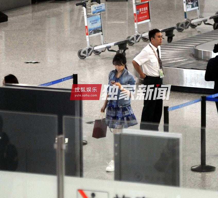 独家：陈紫函短裙秀美腿 素颜现身只签名不合影