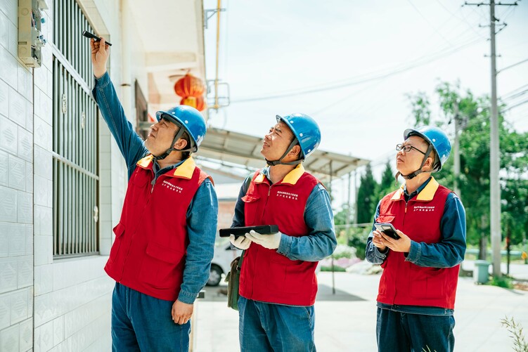 国网陕西电力：多措并举 护航三秦清凉一夏_fororder_国网陕西电力员工检查农户电表