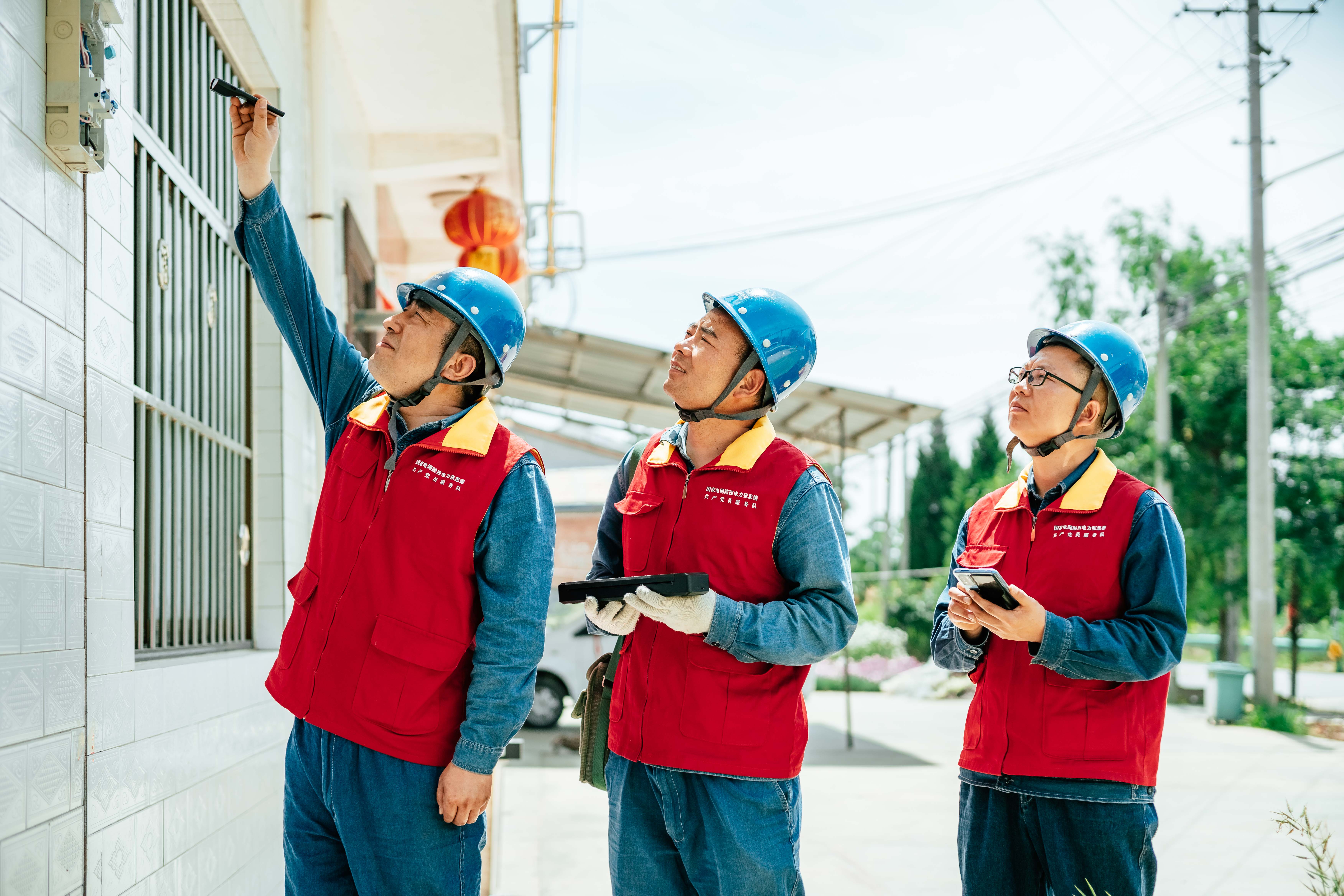 国网陕西电力：多措并举 护航三秦清凉一夏_fororder_国网陕西电力员工检查农户电表