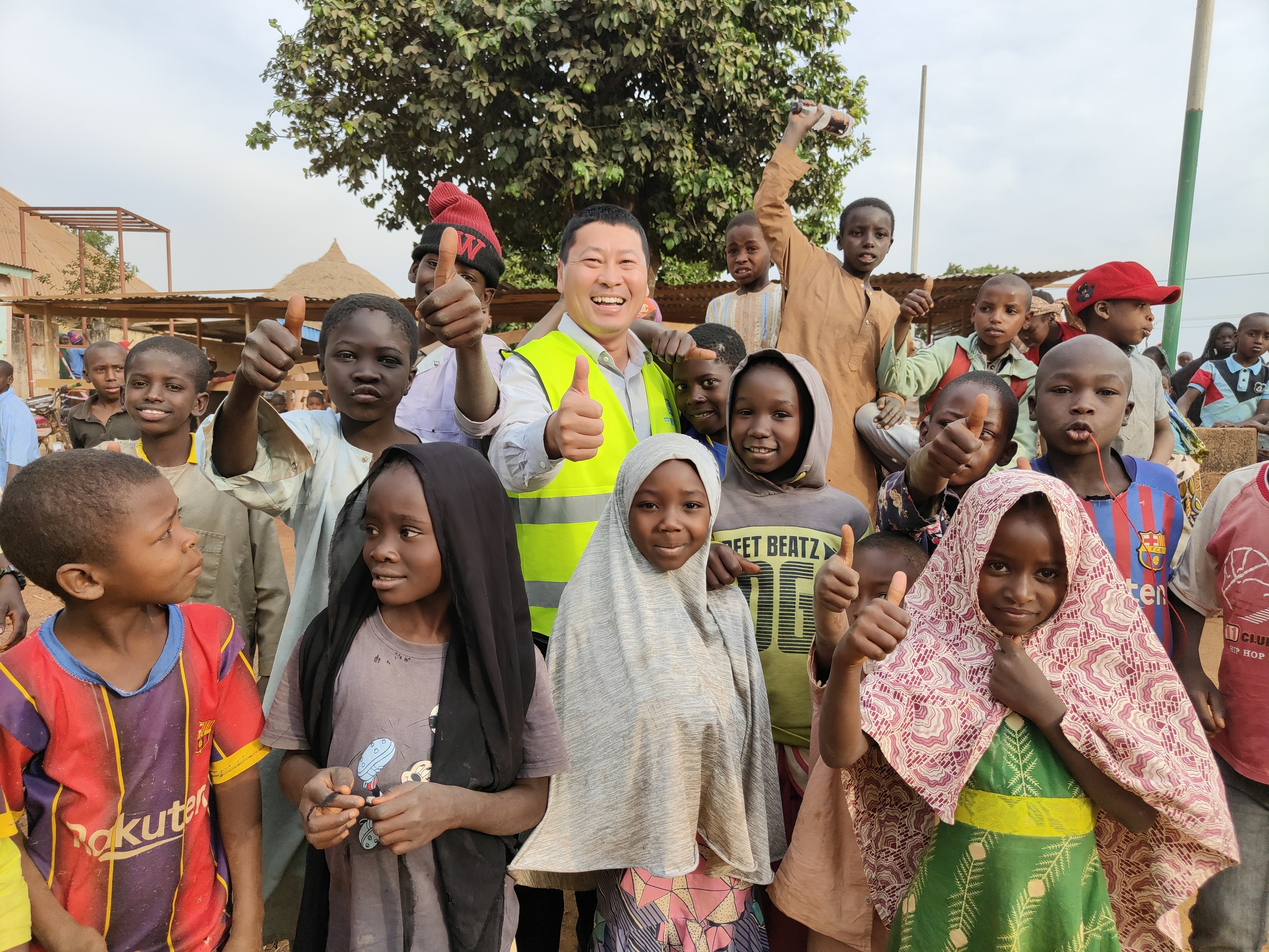 【2023企业社会责任案例巡展】中国建筑集团旗下中建八局：“梦想之路”通达未来_fororder_8.王福山慰问当地孩子