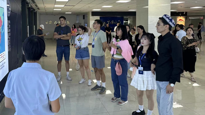 【2023打卡中国】从博物馆到国际陆港区 外国网红的新疆穿古越今之旅（视频）