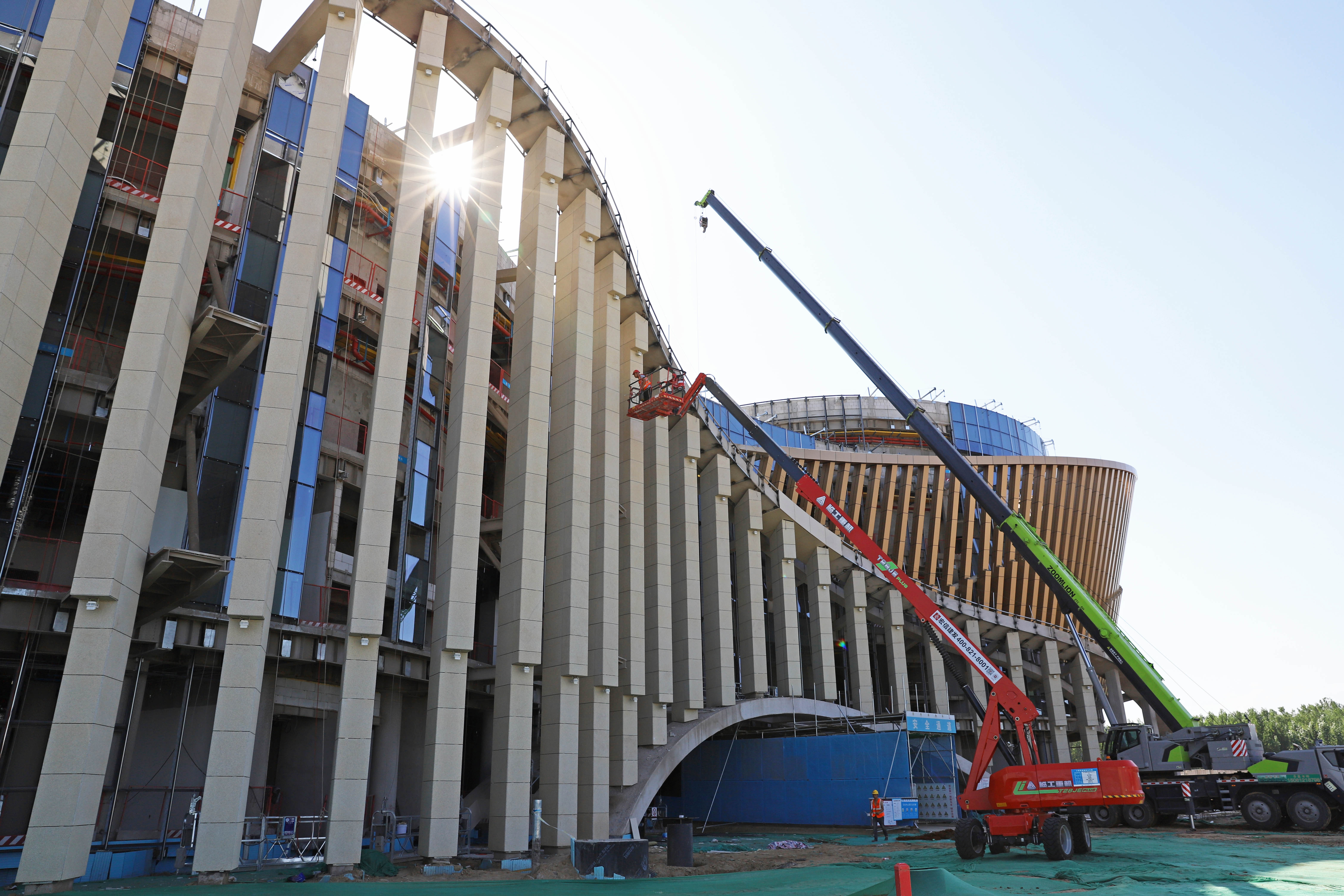 河北涿州：多举措应对高温 项目建设提速提质_fororder_6月29日，河北省涿州市松林店经济开发区基础设施暨云制造小镇PPP项目建设现场，工人在背阴面作业。