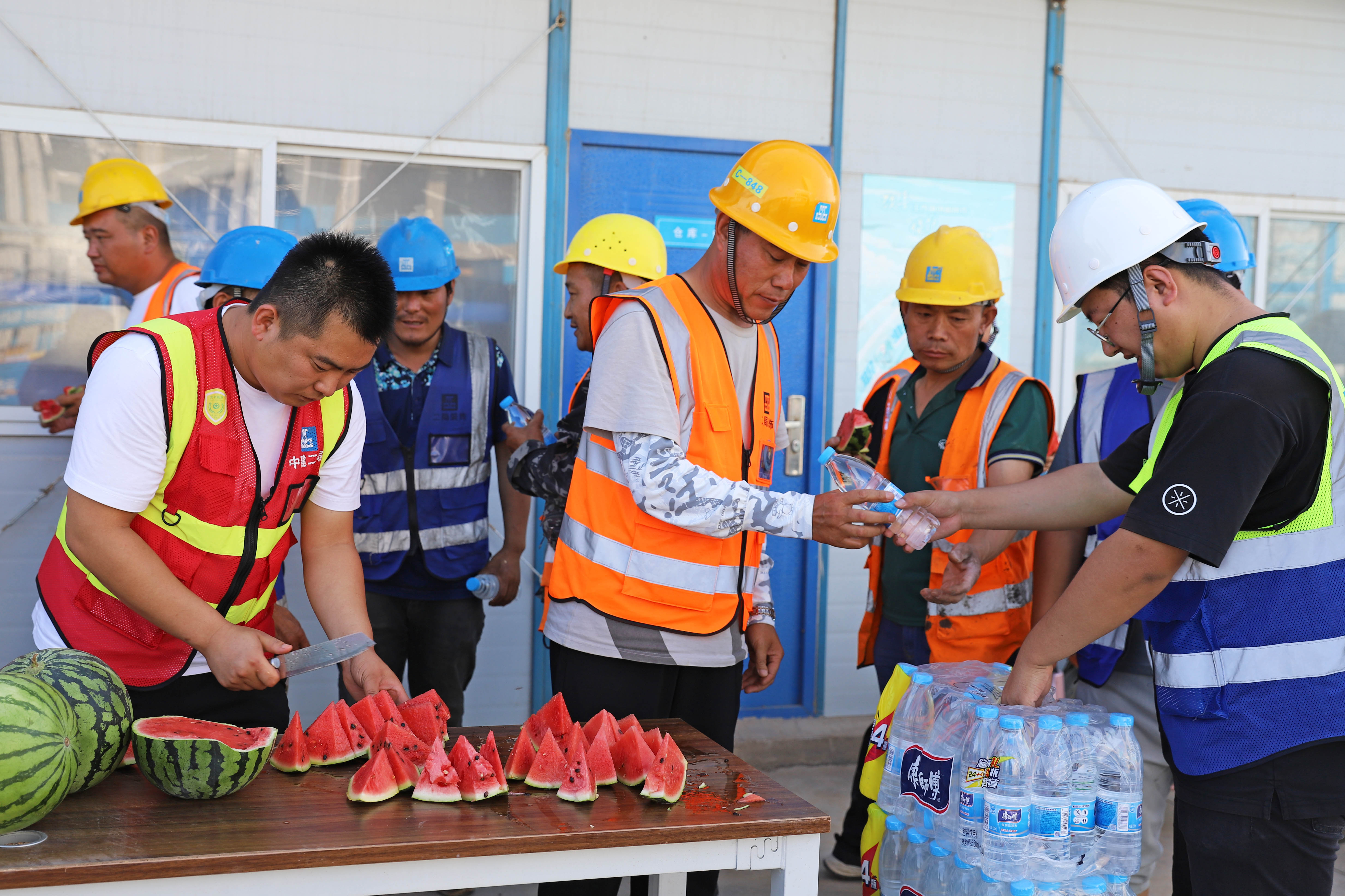 河北涿州：多举措应对高温 项目建设提速提质_fororder_6月29日，河北省涿州市松林店经济开发区基础设施暨云制造小镇PPP项目建设现场，项目建设方为工人发放纯净水，及时补充水分防中暑。
