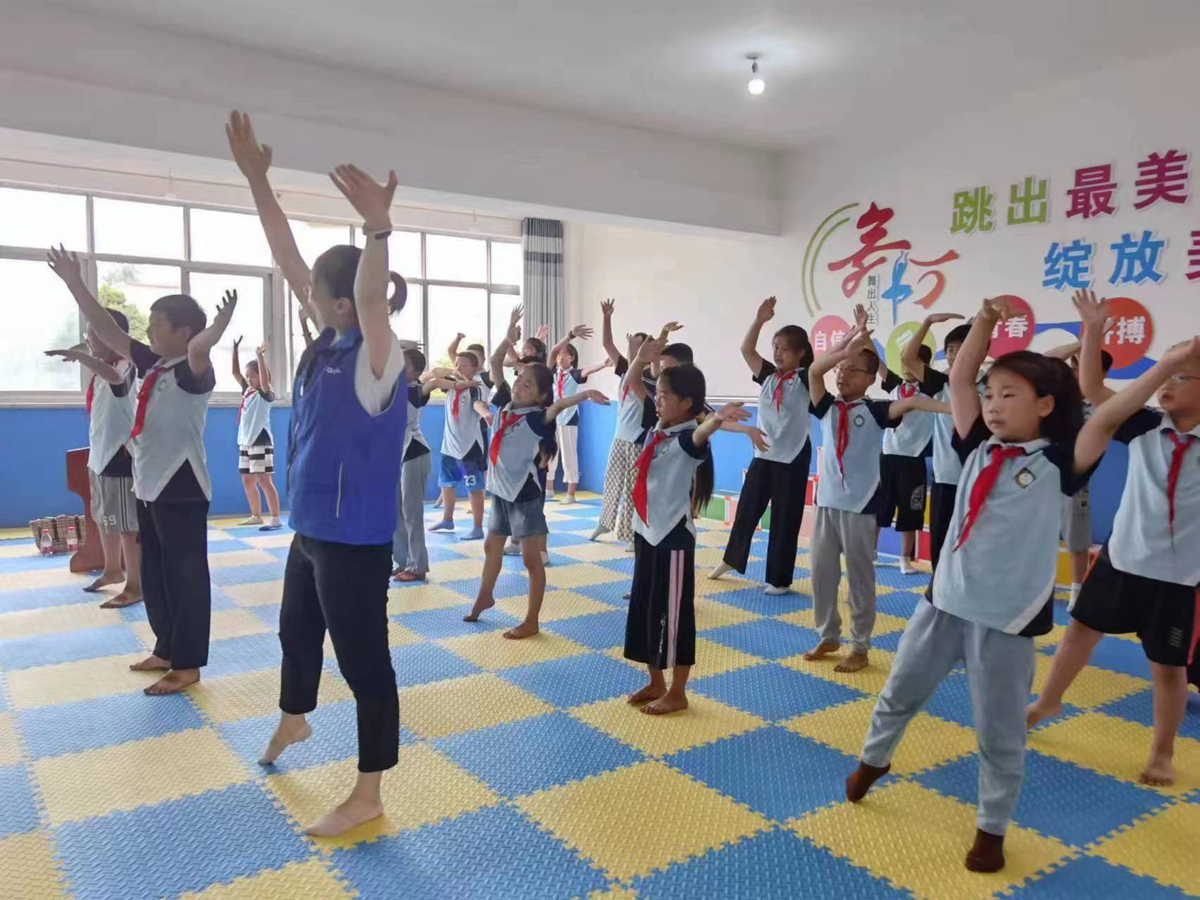 图片默认标题_fororder_学生表演舞蹈节目 摄影 靳烨