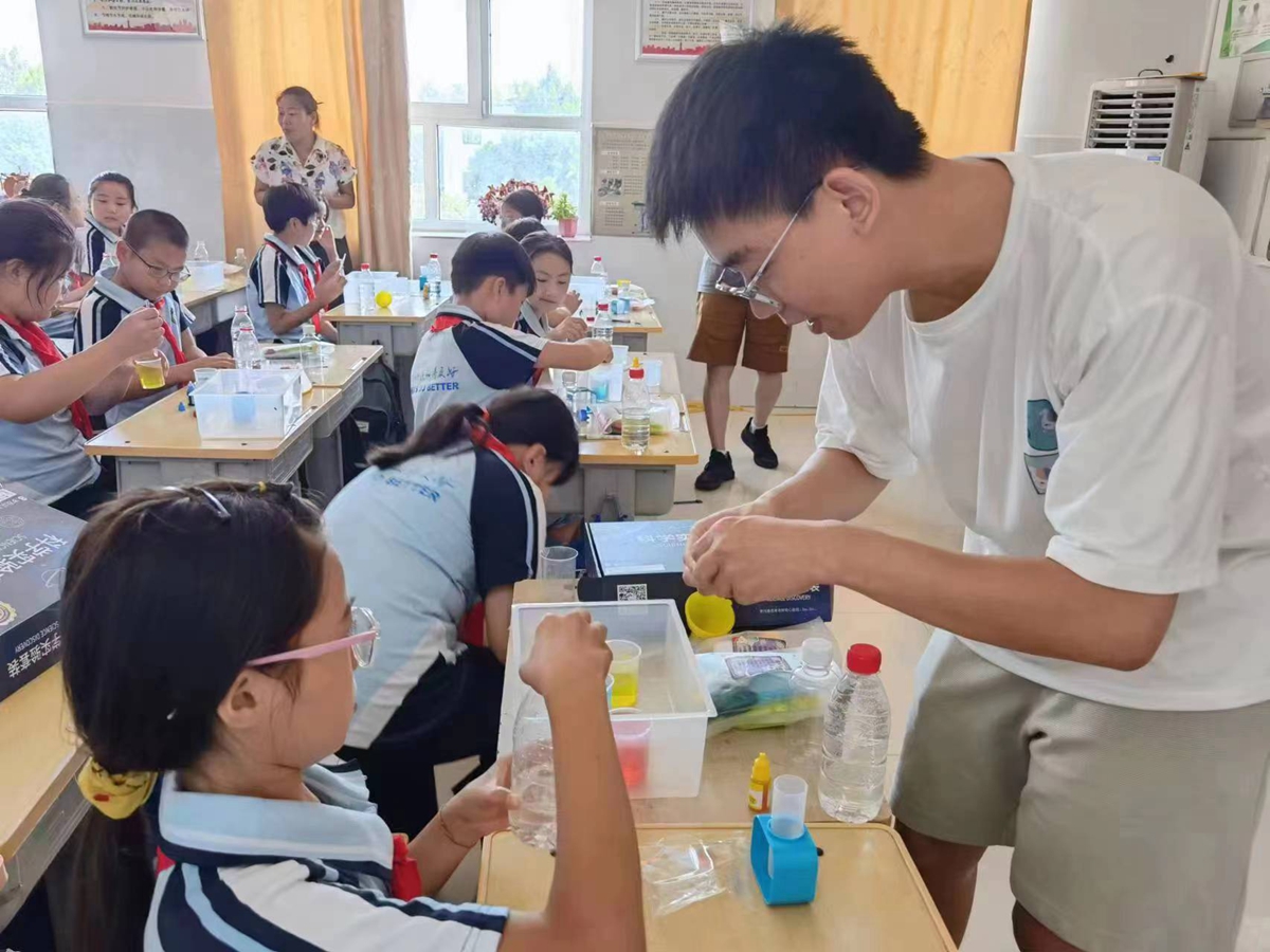 图片默认标题_fororder_学生亲手尝试实验 摄影 靳烨