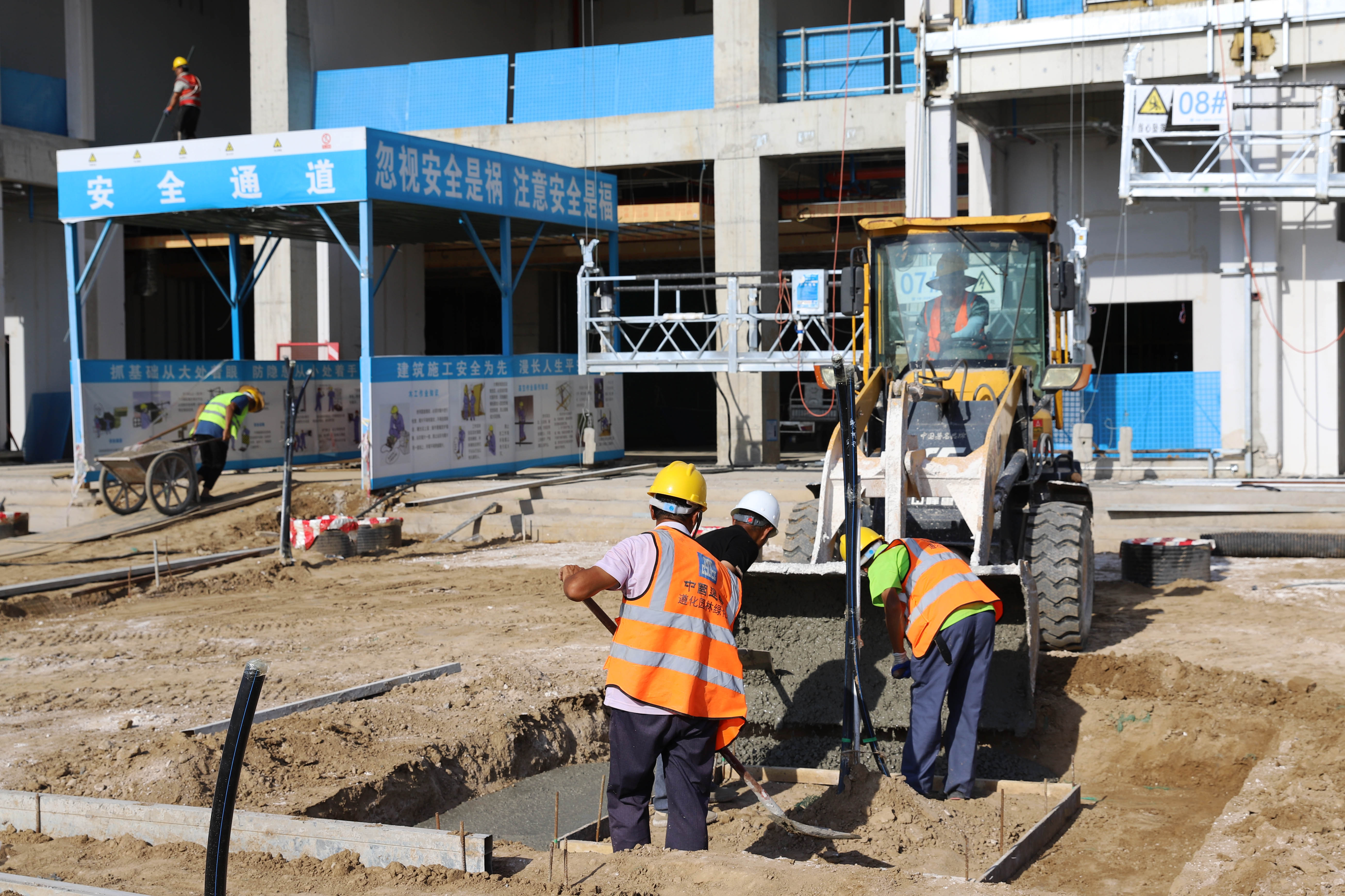 河北涿州：多举措应对高温 项目建设提速提质_fororder_6月29日，河北省涿州市松林店经济开发区基础设施暨云制造小镇PPP项目建设现场，采取错峰施工措施后，工人能够在阳光下施工。