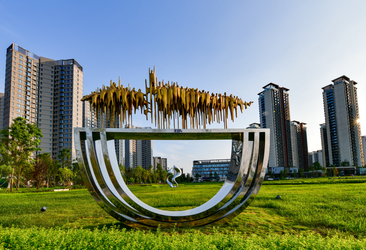 大运会前夕,12座雕塑作品落户成都蜀都大道东一段南侧和东安湖体育