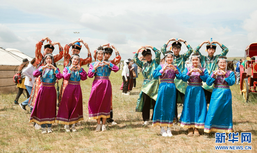 全国“百对新人”走进锡林郭勒开启草原旅拍