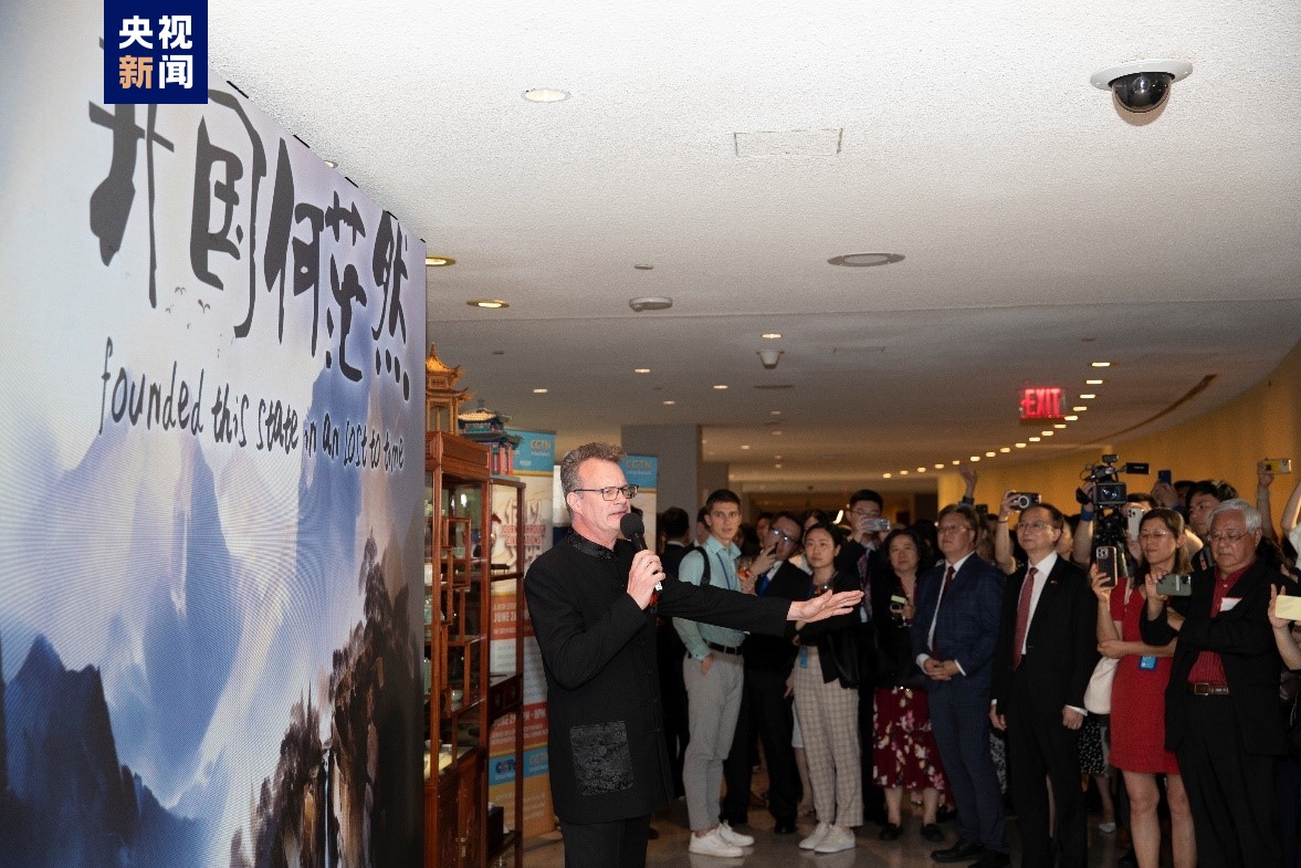 活动现场举行了书法,诗朗诵等表演展示(总台央视记者 徐德智 许 