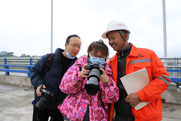 邓鸿：“不务正业”的摄影师 化心为行的志愿者_fororder_图为邓鸿为纳溪区政协诗书画院“云溪工匠”主题摄影进行现场拍摄（纳溪区融媒体中心供图）