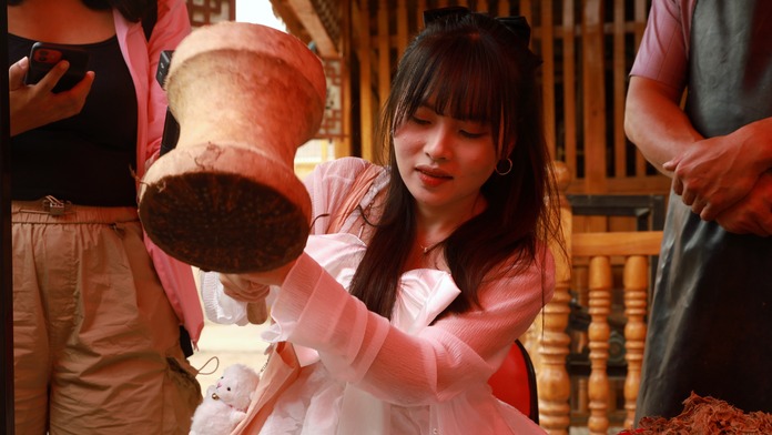 【2023打卡中国】越南小姐姐沉浸式体验人类纸业“活化石”新疆桑皮纸的制作（视频）