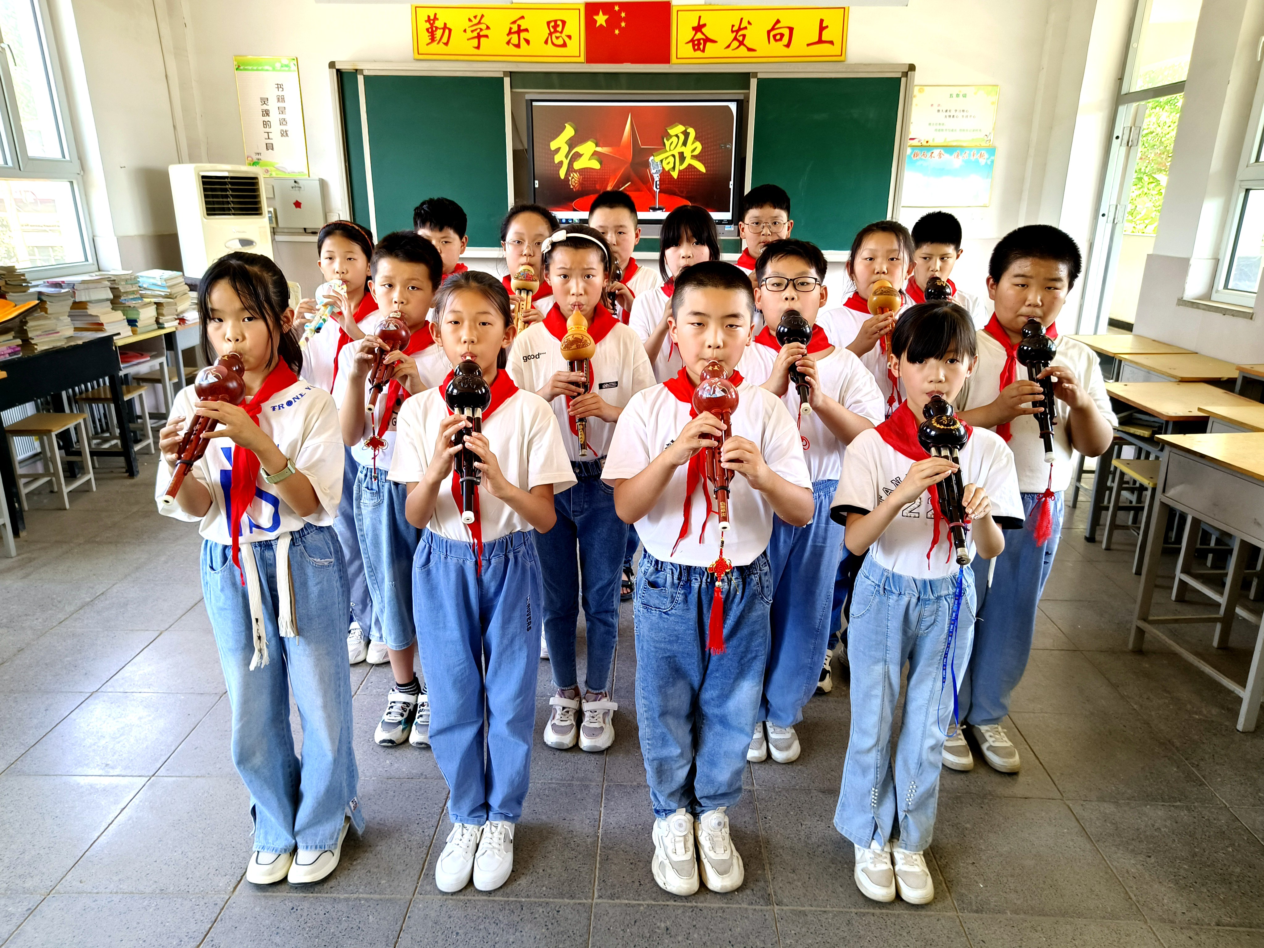 图片默认标题_fororder_同学们用葫芦丝表演《打靶归来》节目