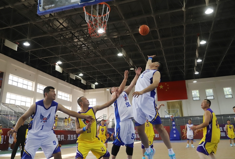 （原创）保定市满城区公安分局首届“丽邦杯”篮球赛拉开帷幕_fororder_投篮一瞬间 摄影 陈振新