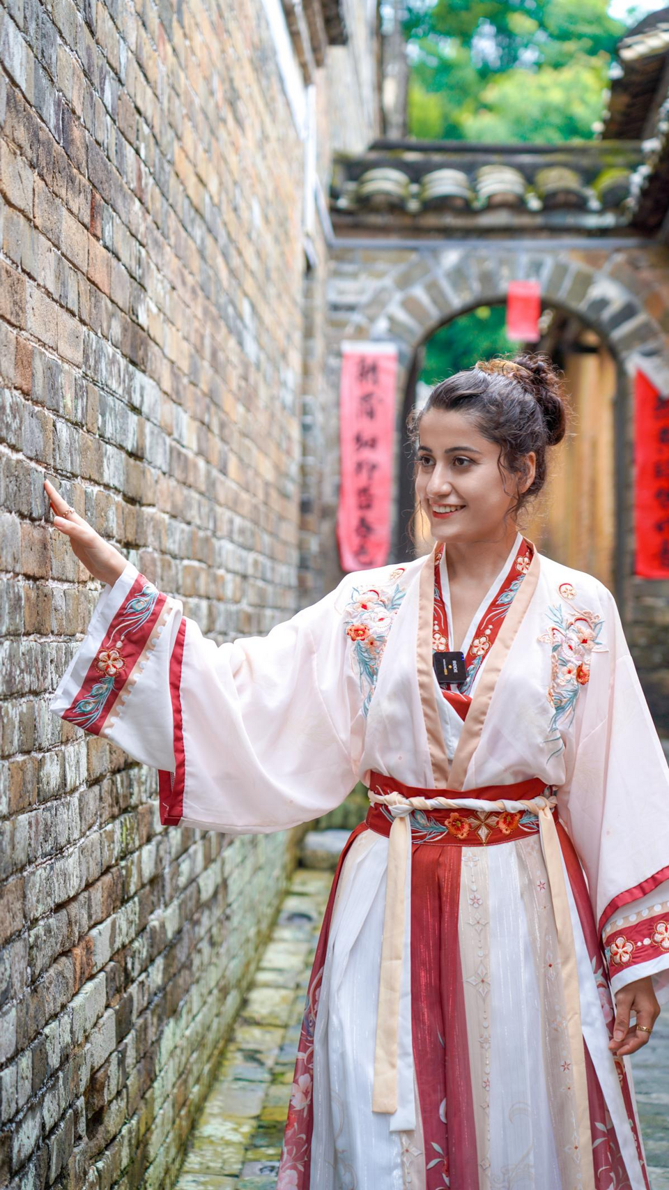 “雲説壯美 欽州正當紅”|土耳其網紅達人穿漢服打卡“廣西楹聯第一村”_fororder_圖片6