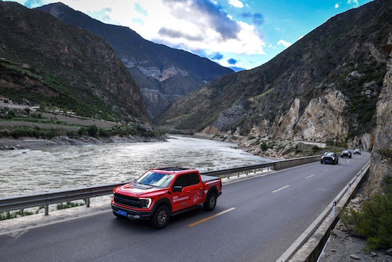 从“越野悍将”到“公益使者” 福特F-150猛禽车主的多面人生_fororder_image001