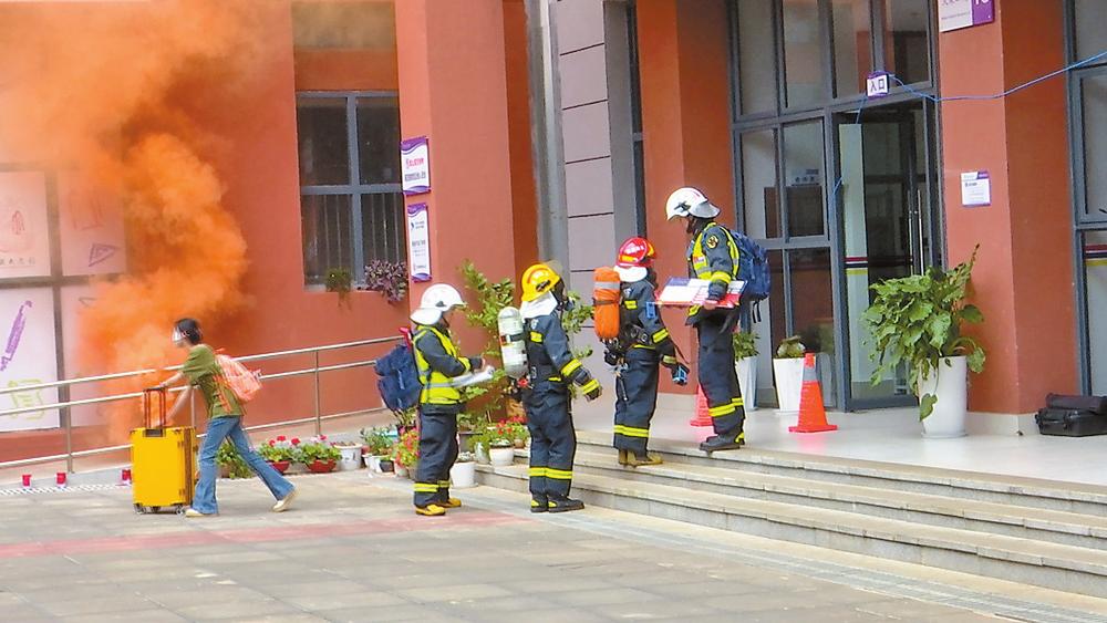 昆明呈贡区实战演练高校灭火救援_fororder_37