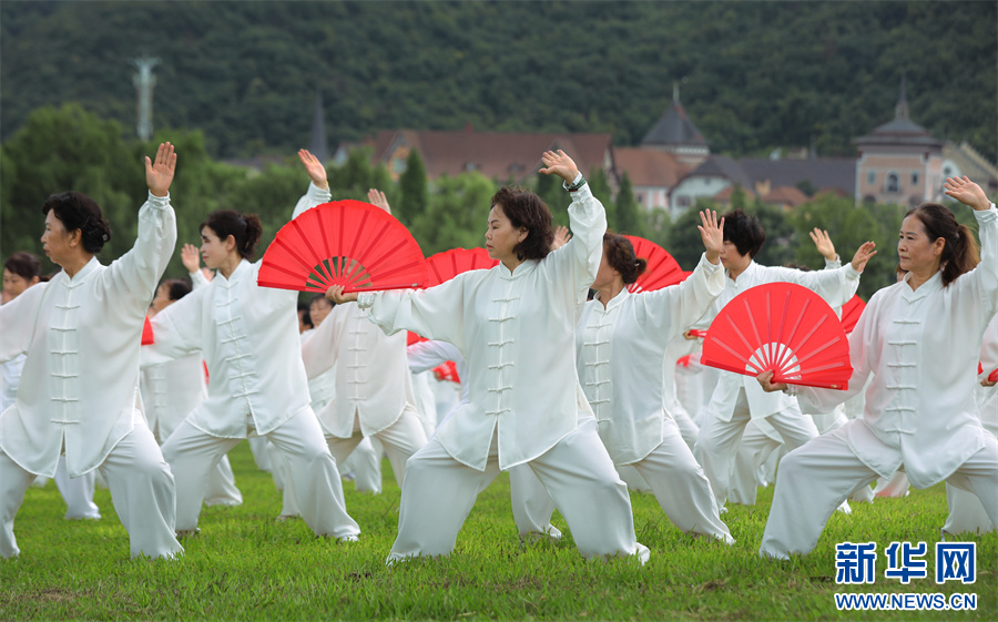 贵阳市民“武”动云漫湖