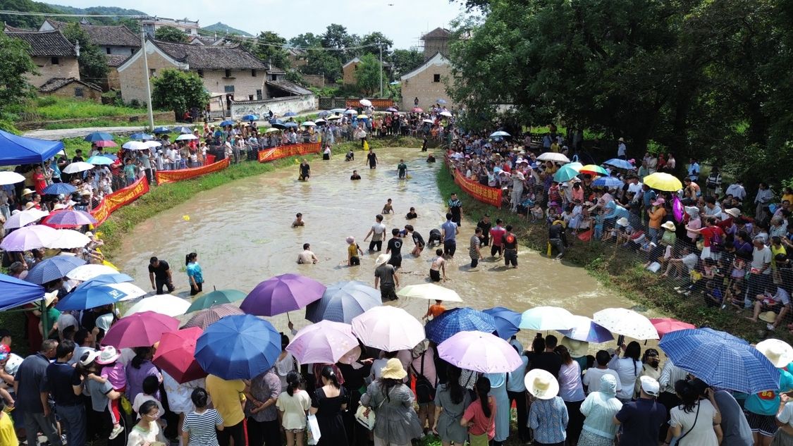 廣西：海邊消暑納涼 樂享夏日清爽