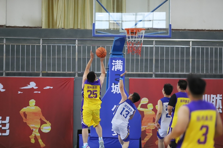（原创）保定市满城区公安分局首届“丽邦杯”篮球赛拉开帷幕_fororder_投篮一瞬间 摄影 陈振新 (2)