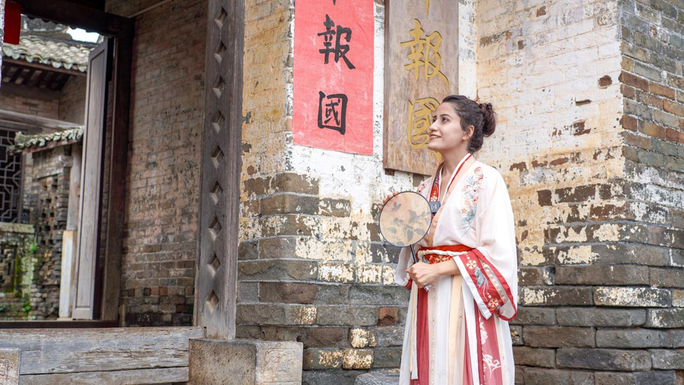 “雲説壯美 欽州正當紅”|土耳其網紅達人穿漢服打卡“廣西楹聯第一村”_fororder_圖片5