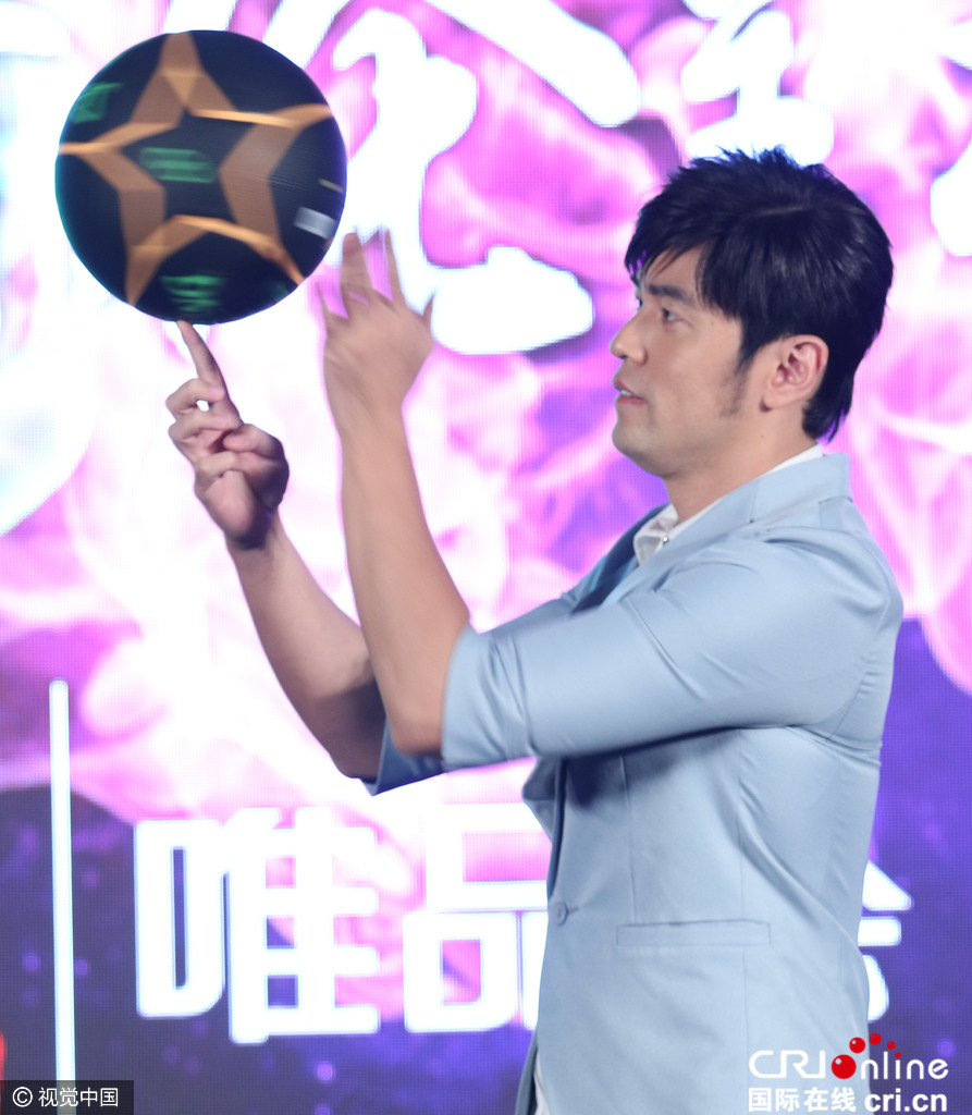 周杰伦摘婚戒玩篮球耍酷 上衣紧绷现手臂肌肉