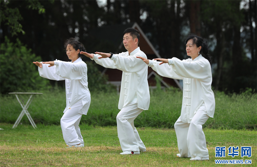 贵阳市民“武”动云漫湖