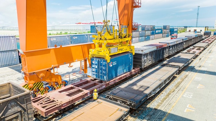 上半年西部陆海新通道班列运输货物42.4万标箱 同比增长10.5%