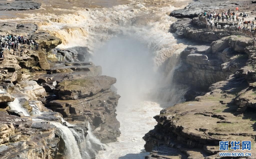 暑期黄河壶口瀑布人气旺