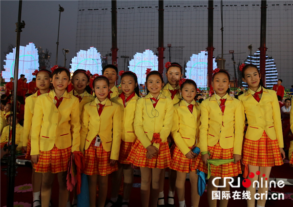 圖片默認標題_fororder_參與國慶聯歡活動千人合唱團的小學生代表
