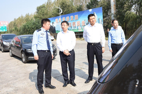 香坊区委副书记,区长赵罡(左二)与哈阿出城口民警进行交谈6969在