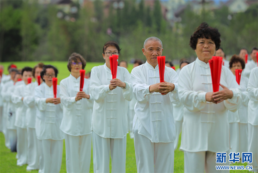 贵阳市民“武”动云漫湖