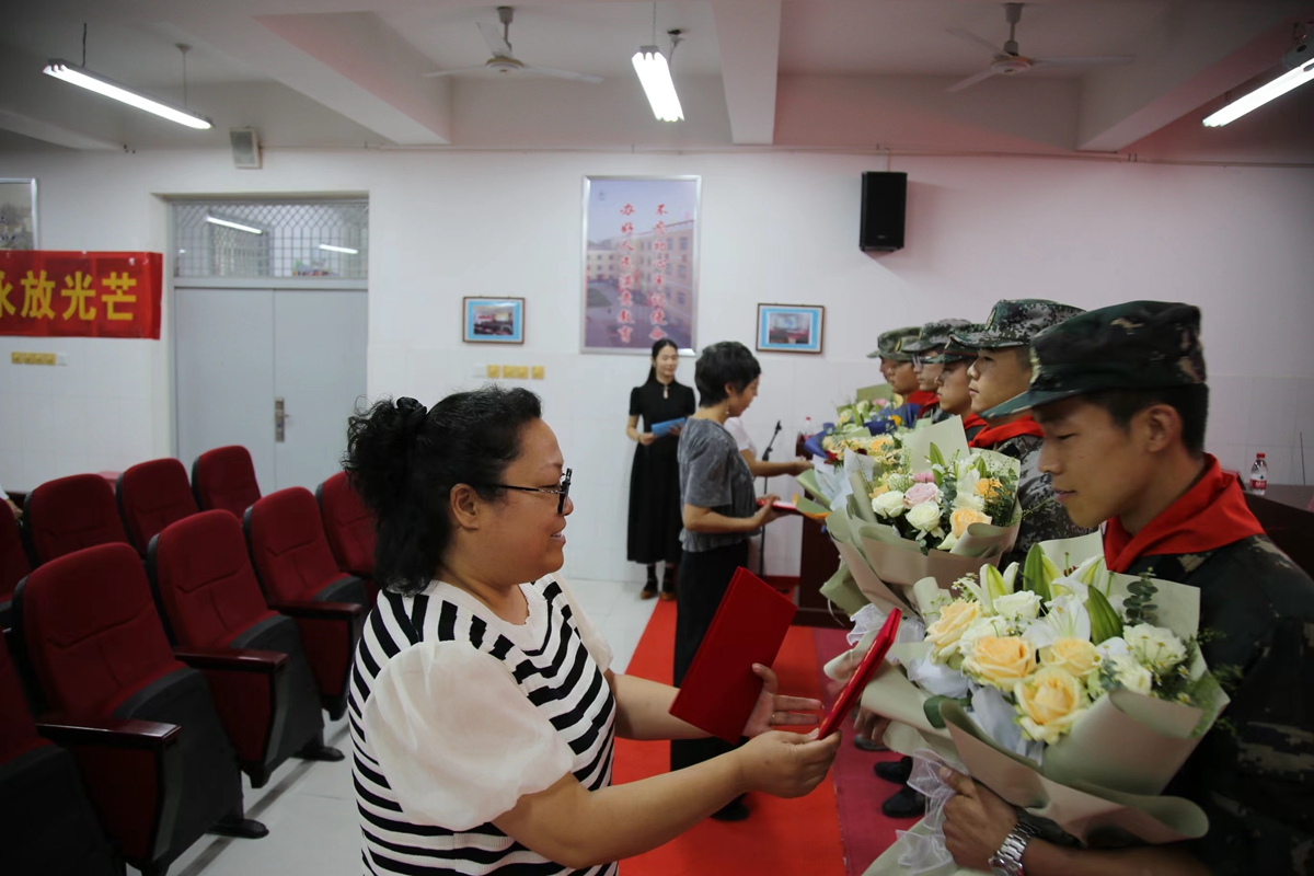 （原创）保定市满城区开展“八一”建军节主题活动_fororder_教师代表为军人颁发聘任证书 摄影 宋王晗