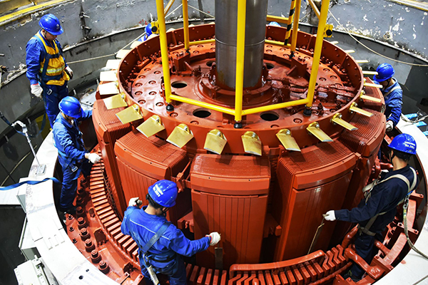 川西一座水电站完成升级改造_fororder_电力工人正在进行渔子溪电站1号机组的转子回装-供图-郑思奇