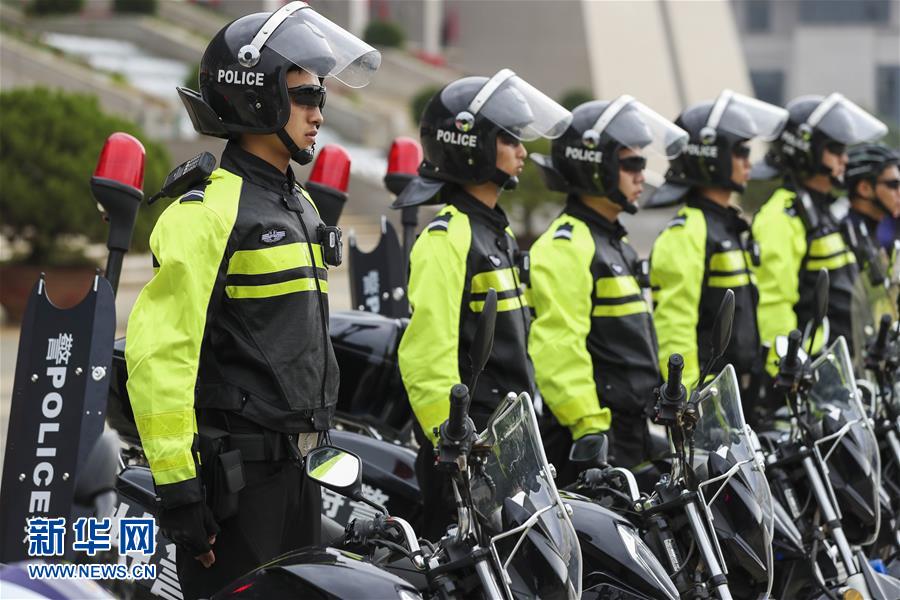 雲南：警方騎巡隊在昆明市級行政中心亮相
