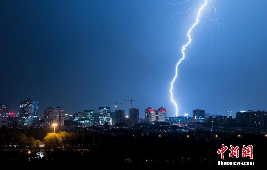 北京遭遇暴雨雷電天氣