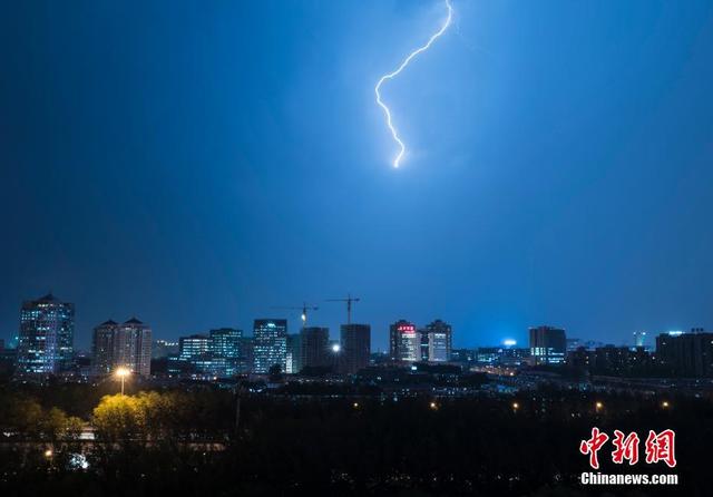 北京遭遇暴雨雷电天气