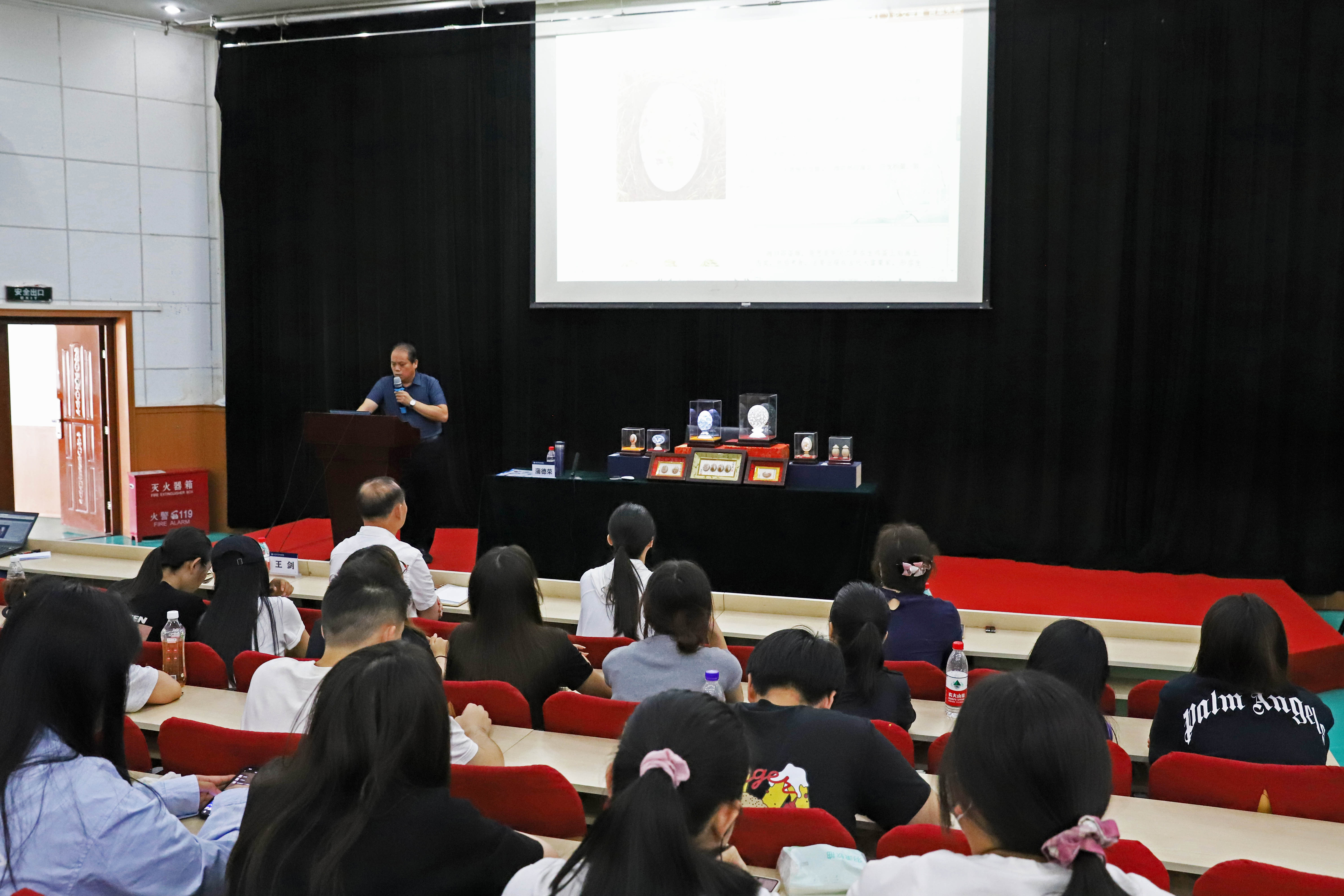 河北涿州：非遗项目搬进高校教室_fororder_7月5日，北京财贸职业学院涿州分校，河北省第六批省级非物质文化遗产项目（蛋雕）代表性传承人蒲德荣为师生授课。熊华明摄