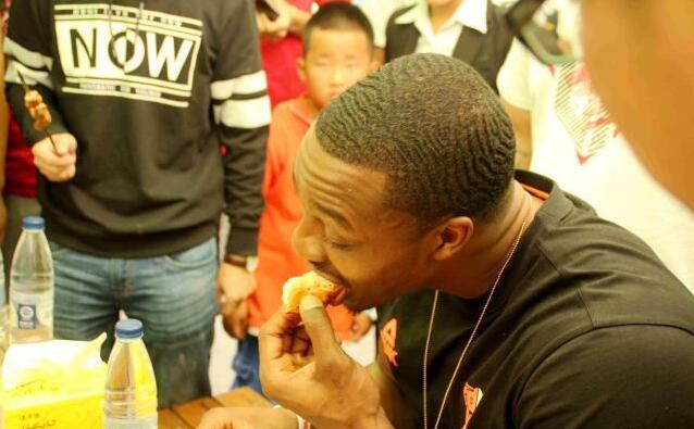 魔兽新疆行自己烤肉串 吃完烫嘴了… 魔兽新疆行自己烤肉串 吃完烫嘴了…