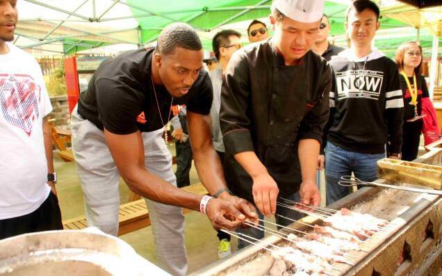 魔兽新疆行自己烤肉串 吃完烫嘴了… 魔兽新疆行自己烤肉串 吃完烫嘴了…