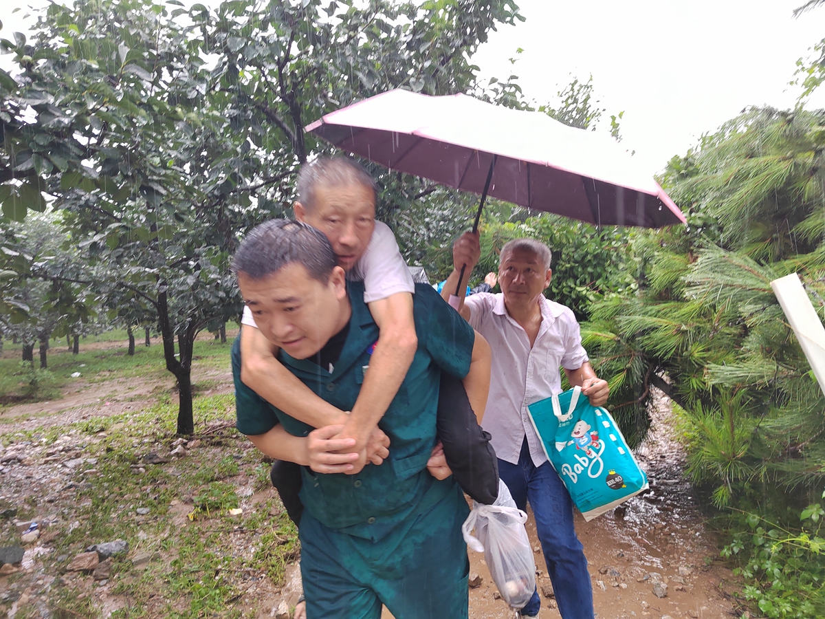 1_fororder_满城区人民医院工作人员转移病人 摄影 赵茜茜