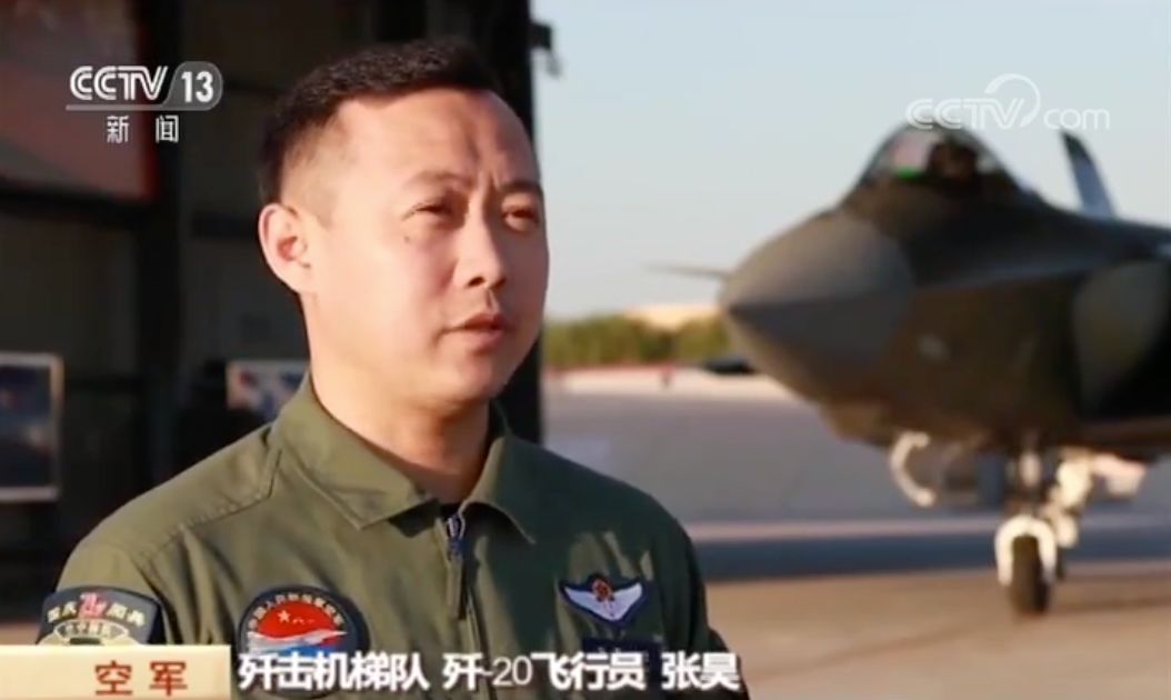 国庆阅兵“空中三剑客”同框首秀揭秘，原来不是飞到一起就可以