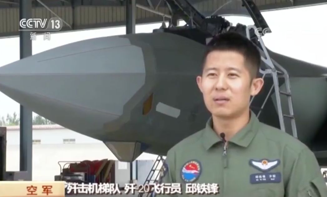 国庆阅兵“空中三剑客”同框首秀揭秘，原来不是飞到一起就可以