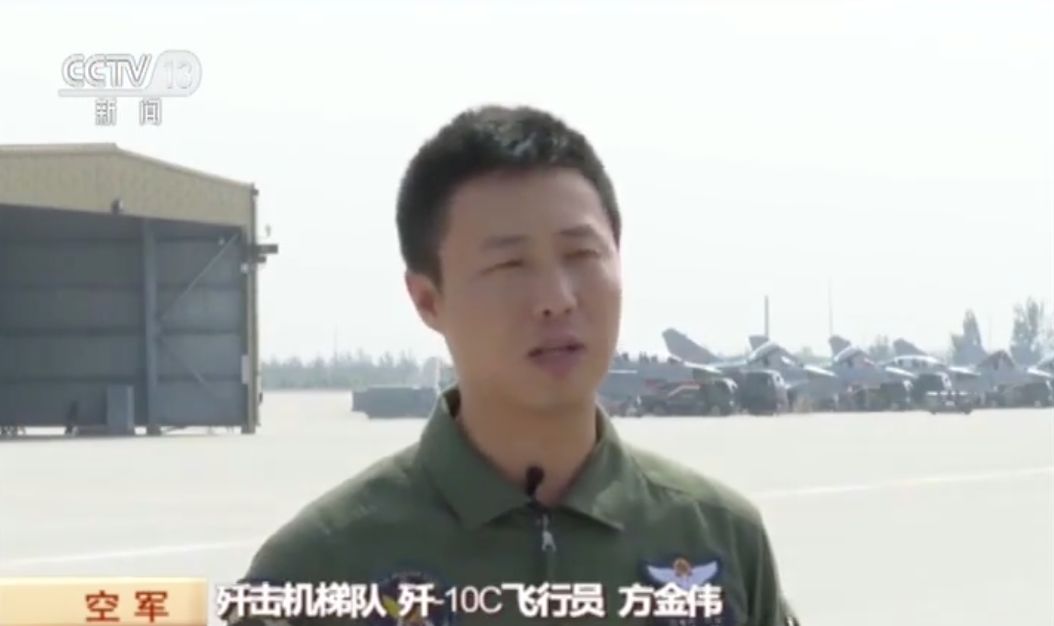 国庆阅兵“空中三剑客”同框首秀揭秘，原来不是飞到一起就可以