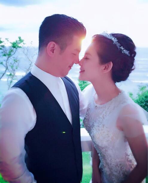 贾静雯前夫婚纱照曝光 女方：我们很幸福