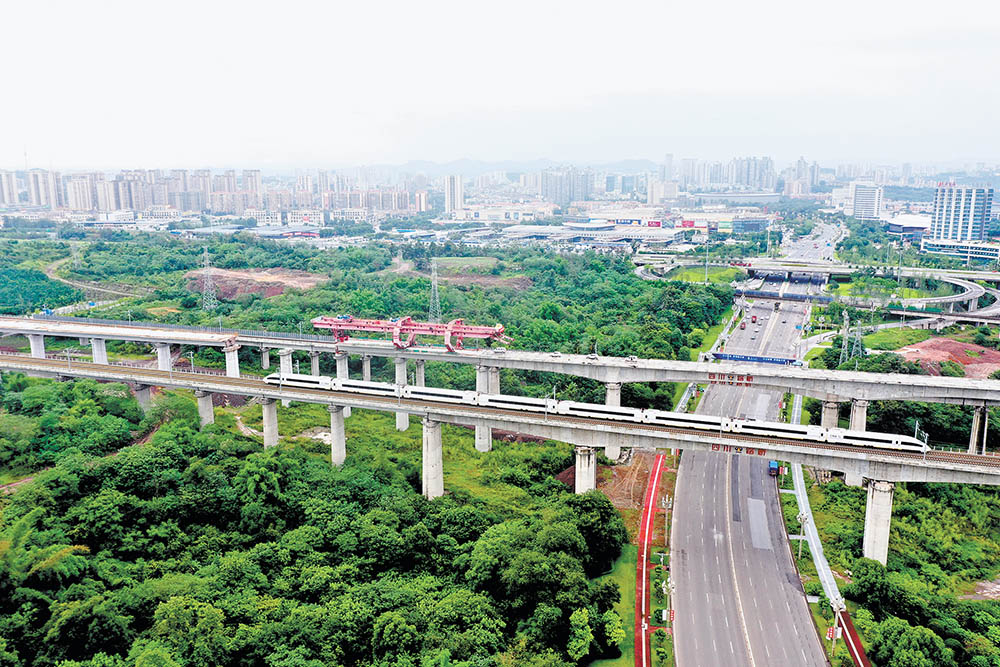 渝昆高铁川渝段四川境内箱梁架设完成